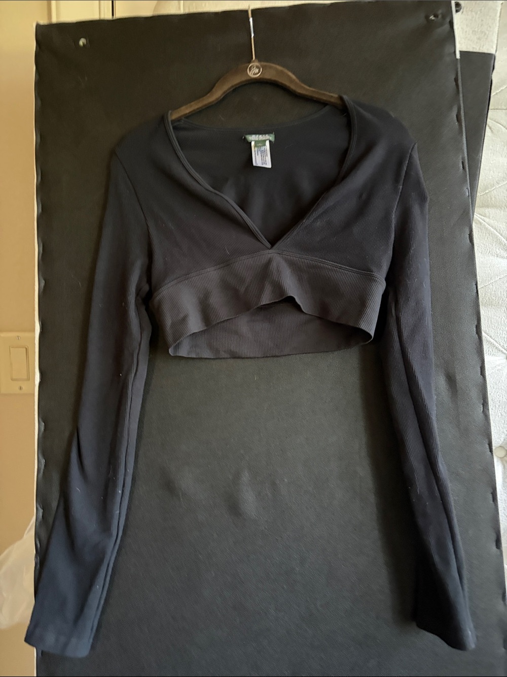 wild fable Black Cropped V‑Neck Long‑Sleeve Top